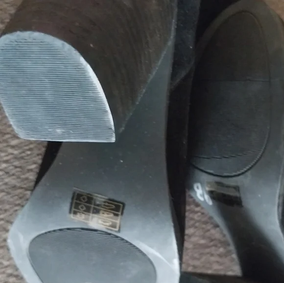 Stylish Black Suede Ankle Boots - Picture 4 of 4